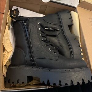 NIB Buffalo Aspen Lace Up Boots